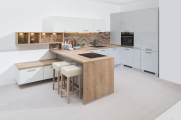 Barevné provedení: Stříbrná perla šedá lakovaná + Bílá lak